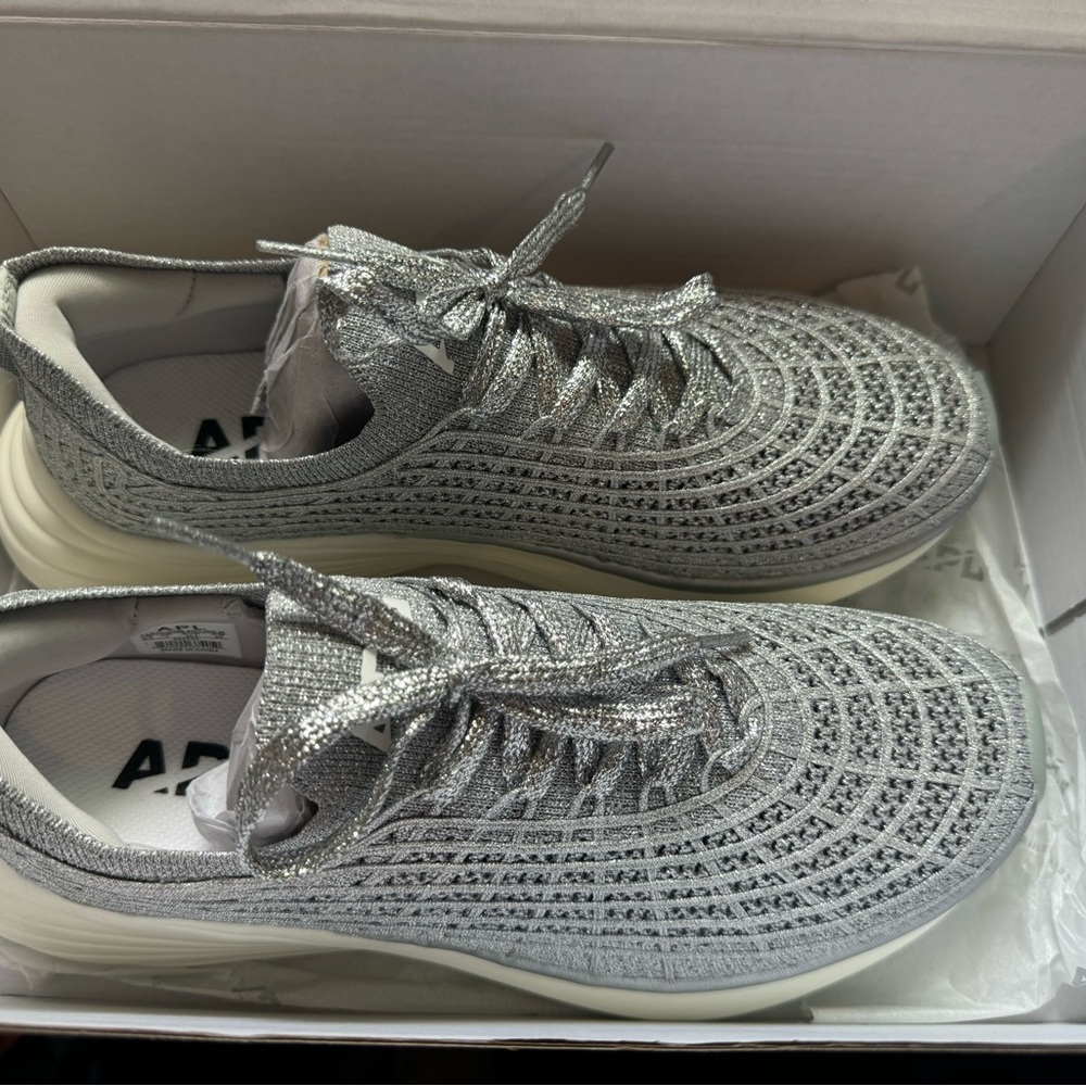 APL Zipline - Metallic Silver Women’s 9.5 - Picture 3 of 4